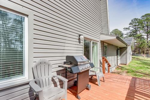 Imagine din galeria proprietății Spacious Arkansas Retreat with Deck, Hot Tub and Grill în Rogers