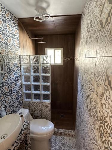 ein Bad mit einem WC und einem Waschbecken in der Unterkunft Habitación privada en casa compartida. in Tepic