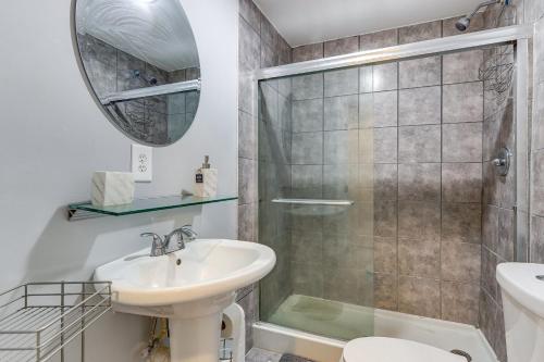 y baño con lavabo y ducha. en Modern Apartment 22 Mi to Downtown Atlanta!, en Jonesboro