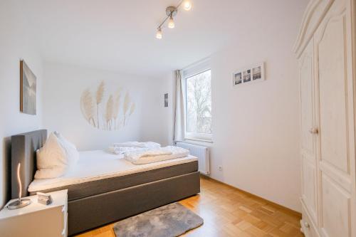 een kleine slaapkamer met een bed en een raam bij Ferienwohnpark Immenstaad am Bodensee Zwei-Zimmer-Apartment 49 18 in Immenstaad am Bodensee