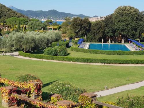Blick auf einen Park mit Pool in der Unterkunft Sant'Anna del Volterraio - Strada Maestra (56) in Bagnaia
