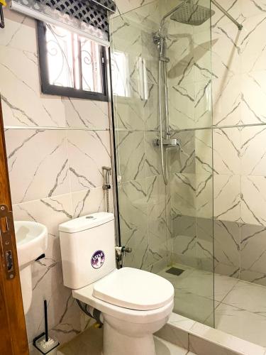 een badkamer met een toilet en een douche bij BiggysPlace in Ijebu Ode