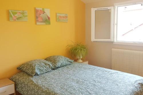 - une chambre avec un lit avec deux oreillers et une fenêtre dans l'établissement F3 avec salle de jeux, terrasse et grand jardin, à Villevaudé