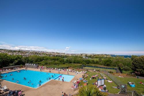 Hoburne Devon Bay - Hot Tub 2 Bed Paigntonの敷地内または近くにあるプール