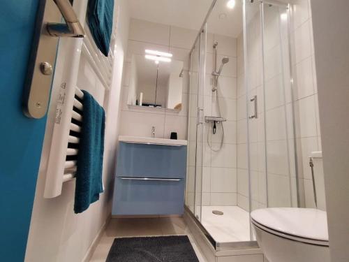 uma casa de banho com um chuveiro, um WC e um lavatório. em Naomi cannes em Cannes