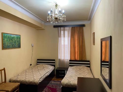 1 dormitorio con 2 camas y lámpara de araña en VAN Garden, en Vanadzor