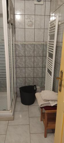 eine Dusche mit schwarzer Badewanne in einem gefliesten Bad in der Unterkunft Les garrigues in Pernes-les-Fontaines
