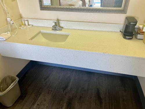 Ein Badezimmer in der Unterkunft Days Inn by Wyndham Fort Wayne