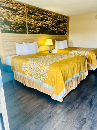 Ein Bett oder Betten in einem Zimmer der Unterkunft Days Inn by Wyndham Fort Wayne