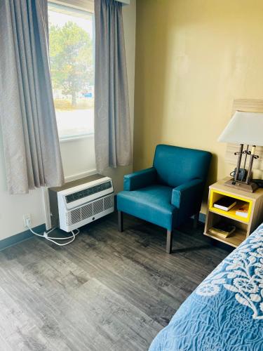 Ein Sitzbereich in der Unterkunft Days Inn by Wyndham Fort Wayne