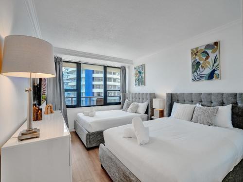 Ένα ή περισσότερα κρεβάτια σε δωμάτιο στο Spacious Ocean View Condo Beach Service 803
