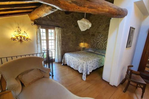 1 dormitorio con 1 cama y 1 sofá en una habitación en Il Cantuccio Proprietà, en Pescaglia