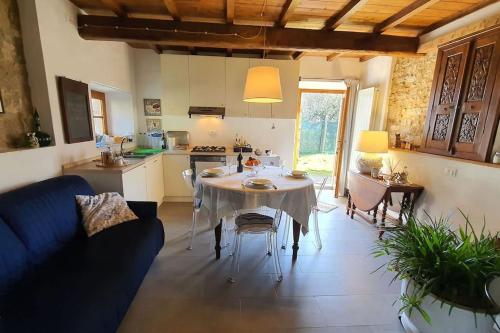 a living room with a table and a kitchen at Il Cantuccio Proprietà in Pescaglia