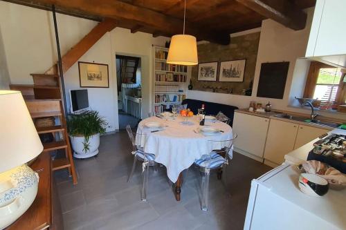 a dining room with a table and chairs in a kitchen at Il Cantuccio Proprietà in Pescaglia