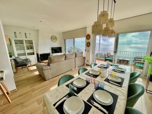 sala de estar con mesa, sillas y sofá en SeaHomes Vacations, LA CASA BLUE Mediterranean Lifestyle en Blanes