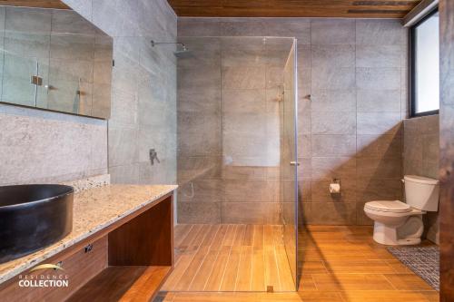 y baño con ducha, aseo y lavamanos. en Cabaña de lujo en La Toscana Mazamitla 1, en Mazamitla