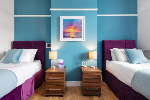 Postel nebo postele na pokoji v ubytování Welcome to Northview House Stylish 4 Bedroom Home in Southend by Jesswood Properties Contractors Corporates Relocation Stays Long Stays Welcome