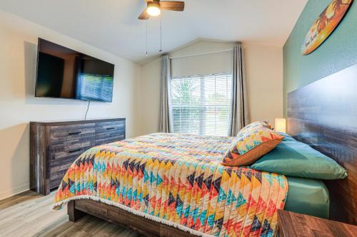 Pet-Friendly Fort Pierce Home with Deck and Pool! tesisinde bir odada yatak veya yataklar