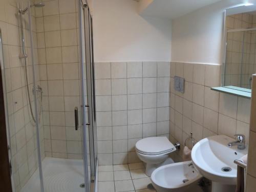 een badkamer met een douche, een toilet en een wastafel bij Borgo Antico in Gubbio