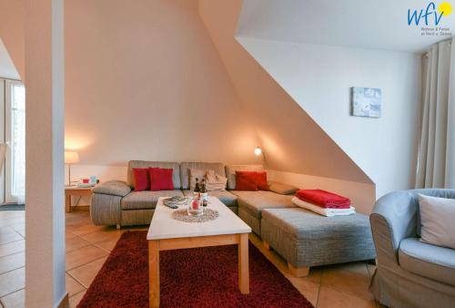 ein Wohnzimmer mit 2 Sofas und einem Tisch in der Unterkunft Villa Vogelsang Ferienwohnung 12 in Binz