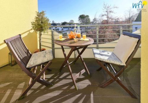 einen Tisch und zwei Stühle auf dem Balkon in der Unterkunft Villa Vogelsang Ferienwohnung 11 in Binz