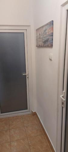 コンスタンツァにあるApartamentのタイルフロアの部屋のドア