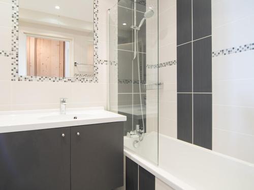 une salle de bain avec un lavabo, une douche et une baignoire dans l'établissement Duplex 3 pièces au pied des pistes avec WiFi à Tignes - FR-1-449-70, à Tignes