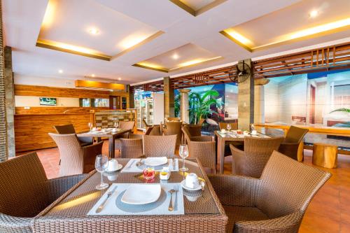 una sala da pranzo con tavoli e sedie in un ristorante di Vidi Boutique Hotel a Nusa Dua