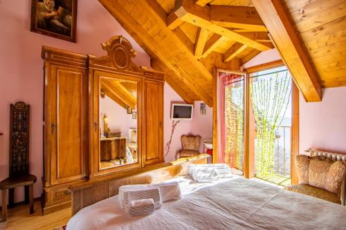 um quarto com uma cama grande e um espelho grande em [Colazza] Luxury Suite Orchidea - La Casa dei Sogni em Colazza