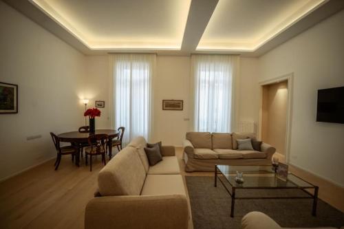 uma sala de estar com um sofá e uma mesa em Luxury apartment in Naples em Nápoles