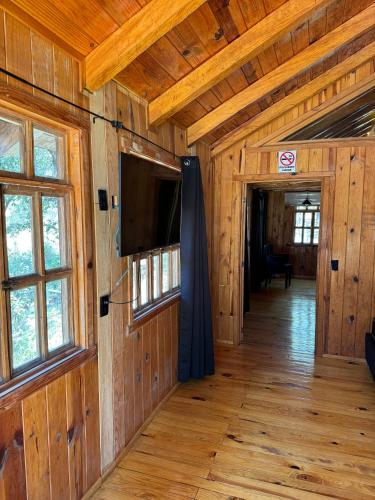 TV a/nebo společenská místnost v ubytování PINE TREE Mazamitla Hotel Boutique & Cabañas