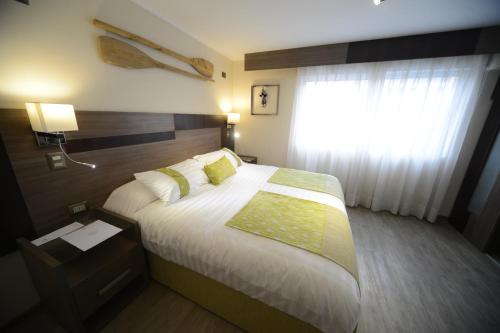 a bedroom with a large bed and a window at Hotel Boutique Reyall in Santiago