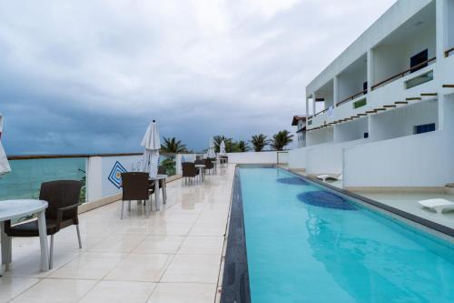 a pool on the roof of a hotel at La Suite Praia Hotel in Caucaia