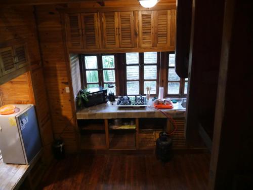 a kitchen with a table in a wooden house at Hotel Mandacarú Puerto Viejo in Puerto Viejo