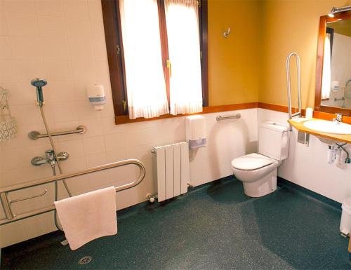 Koupelna v ubytování Hotel valle de turtzioz