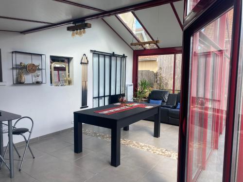 - un salon avec une table de ping-pong dans l'établissement Dépendance avec Billard à proximité Zénith Rouen, à Le Grand-Quevilly