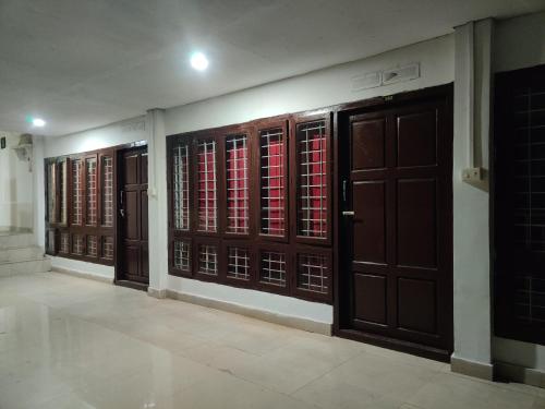 une rangée de portes en bois dans un bâtiment dans l'établissement Jungle valley Munnar, à Munnar