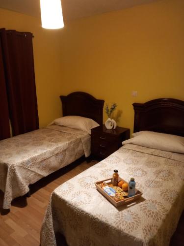 Tempat tidur dalam kamar di Hostería Río Negro
