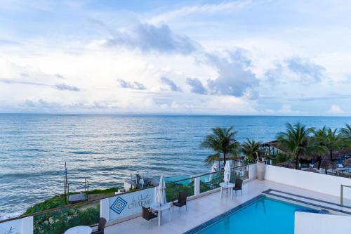 uma vista para o oceano a partir da varanda de um resort em La Suite Praia Hotel em Caucaia
