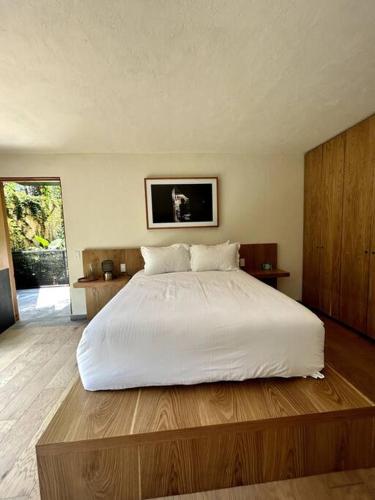 巴耶德布拉沃的住宿－Desnivel, Valle de Bravo，卧室配有一张白色大床