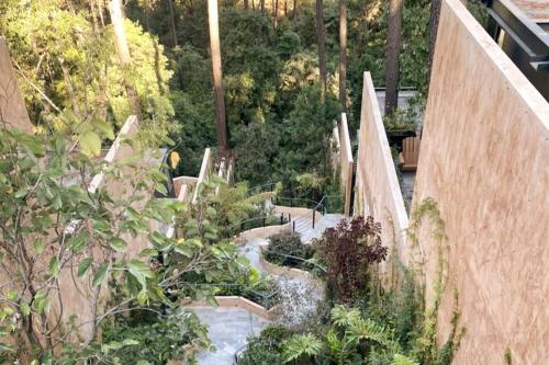巴耶德布拉沃的住宿－Desnivel, Valle de Bravo，一座带桥梁和植物的户外花园