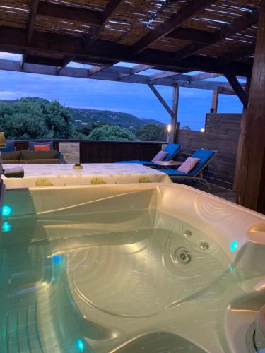 a jacuzzi tub in the middle of a patio at Appartement Cemiliana in Bonifacio