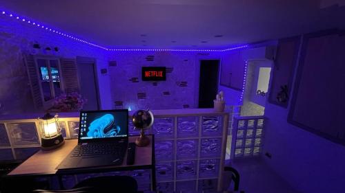 a purple room with a laptop on a desk at Appartamento Suarez Vomero in Naples