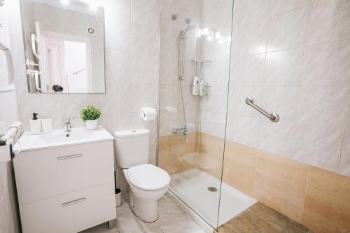 Un baño con ducha, inodoro y lavabo. en Villa Julia, ¡Beach, pool, sun and rest!, en Málaga