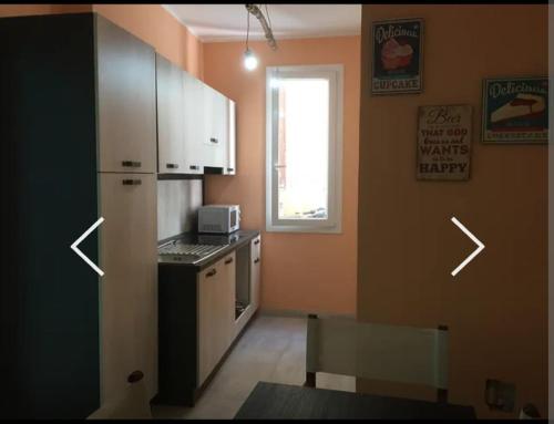 uma cozinha com um frigorífico e uma janela. em ISOLA BEDDRA em Mazara del Vallo