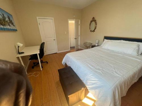 Schlafzimmer mit einem Bett, einem Schreibtisch und einem Stuhl in der Unterkunft Luxury apartment in Oakland in Oakland
