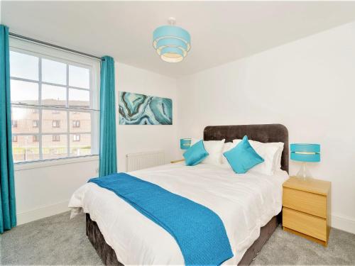 um quarto com uma cama grande e uma janela em 1 Bed in Chester 78221 em Chester