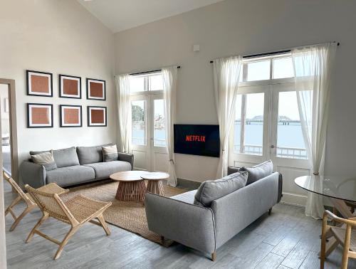 uma sala de estar com dois sofás e uma televisão em AmazINN Places Casa del Mar na Cidade do Panamá