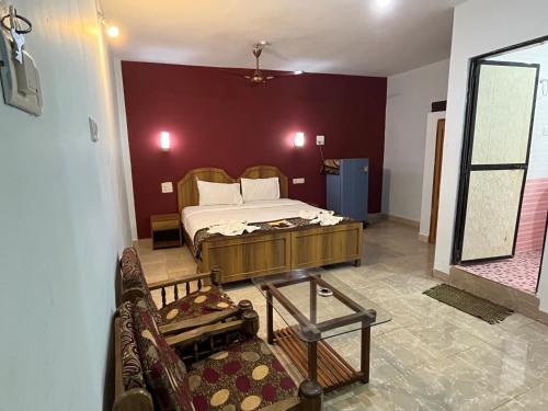 sypialnia z łóżkiem i kanapą w pokoju w obiekcie Hotel Ocean Face, BAGA w mieście Baga