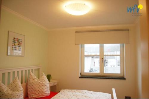 una camera con letto e finestra di Ferienhaus Rademacher Ferienwohnung 2 a Binz